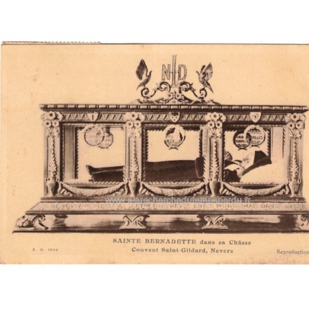 Sainte Bernadette dans sa châsse, couvent Saint-Gildard Nevers - carte postale département Nièvre 58, carte postale église