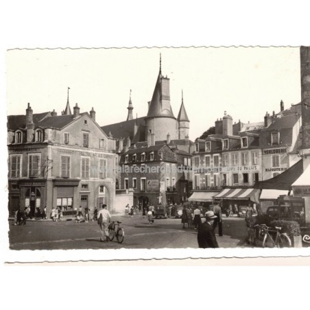 Nevers, la place Carnot Café du Palais - carte postale département Nièvre 58, carte postale église