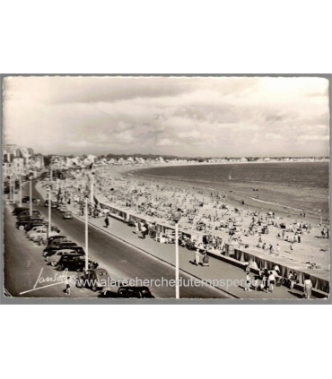 La Baule, plage nouveau boulevard, et timbre France Le Quesnoy, Nord, 15F 1957 - carte postale 44 Loire-Atlantique, philatélie,