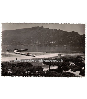 Aix-les-Bains, La plage et la Dent du Chat, timbre-poste Jacques Coeur 12f 1956  - carte postale département 73 Savoie,