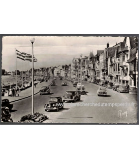 La Baule, plage boulevard Hennecard, et timbre Le Quesnoy, Nord, 15F 1957 - carte postale 44 Loire-Atlantique, philatélie,
