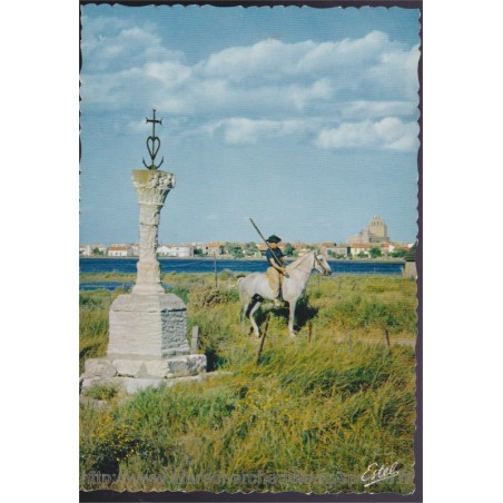 En Camargue, croix de gardian - carte postale, 13 Bouches-du-Rhône, calvaire, chevaux, ESTEL