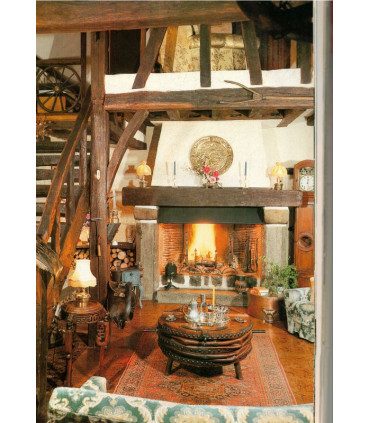 Flacons de parfum, mobilier de jardin, barbecues de jardin, - Art et Décoration n°241 avril 1983