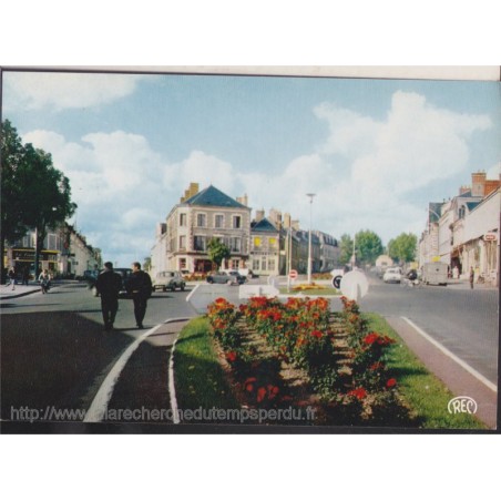 Vierzon, place de la Croix-Blanche - carte postale Cher 18, REC