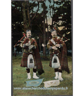 Ecosse, Highland pipers, joueurs de cornemuse portant le kilt - cartes postales Grande Bretagne, musique, folklorique