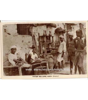 Carte postale Protectorat britannique d'Aden, Water sellers, Aden, Arabia, 1930 - Yémen, vendeurs d'eau
