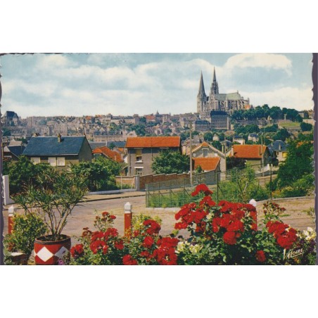 Chartres, la cathédrale dominant la ville - carte postale département 28 Eure-et-Loir