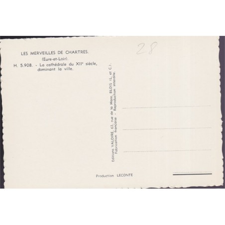 Chartres, la cathédrale dominant la ville - carte postale département 28 Eure-et-Loir