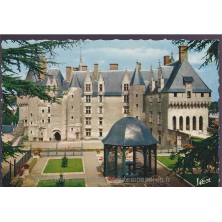 Langeais, le château vu des jardins à la française - carte postale département 37 Indre-et-Loire