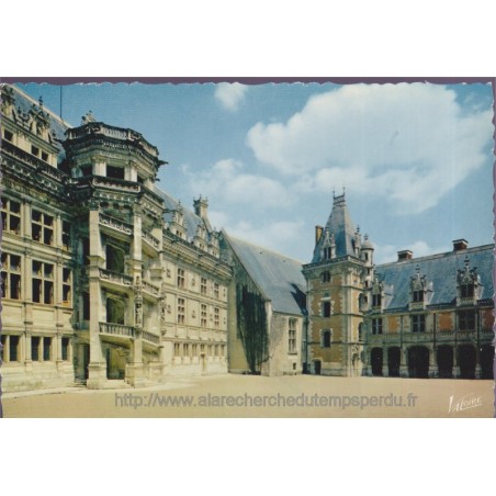 Blois, la cour d'honneur du château - carte postale département 41 Loir-et-Cher, Sologne