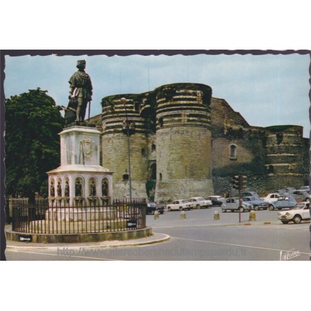 Angers, la statue du Roi René et le château - carte postale département 49 Maine-et-Loire