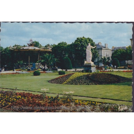 Angers, statue dans le jardin du Mail - carte postale département 49 Maine-et-Loire