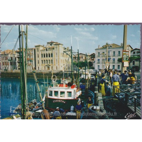 Saint-Jean-de-Luz, retour de la pêche aux thons - carte postale département Pyrénées-Atlantiques, bateaux