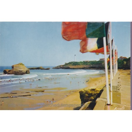Biarritz, les drapeaux de l'hôtel du Palais et phare - carte postale département Pyrénées-Atlantiques