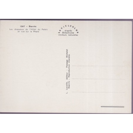 Biarritz, les drapeaux de l'hôtel du Palais et phare - carte postale département Pyrénées-Atlantiques