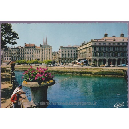 Bayonne, la place de la liberté et le théâtre - carte postale département Pyrénées-Atlantiques, églises