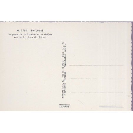 Bayonne, la place de la liberté et le théâtre - carte postale département Pyrénées-Atlantiques, églises
