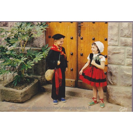 Groupe d'Ispoure près Saint-Jean-Pied-de-Port, enfants basques - carte postale département Pyrénées-Atlantiques, folklore