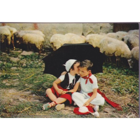 Groupe d'Ispoure Saint-Jean-Pied-de-Port, enfants basques - carte postale département Pyrénées-Atlantiques, folklore