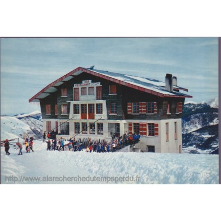 Saint-Lary, skieurs à la gare du téléphérique - carte postale département Hautes-Pyrénées